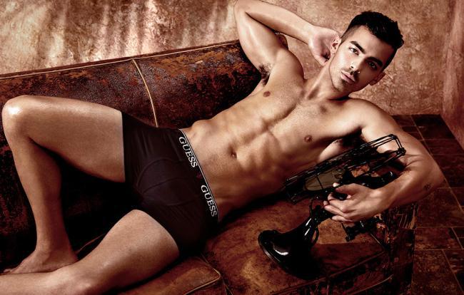Joe Jonas se queda en ropa interior para la nueva campaña de Guess