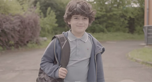 Niño trans recibe una gran sorpresa
