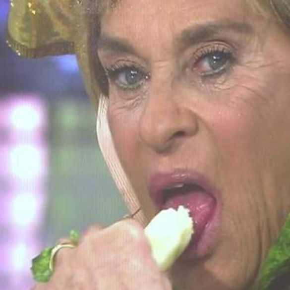 'Sálvame' se enfrenta a una multa por unas imágenes de Chelo García Cortes que insinuaban una felación en directo