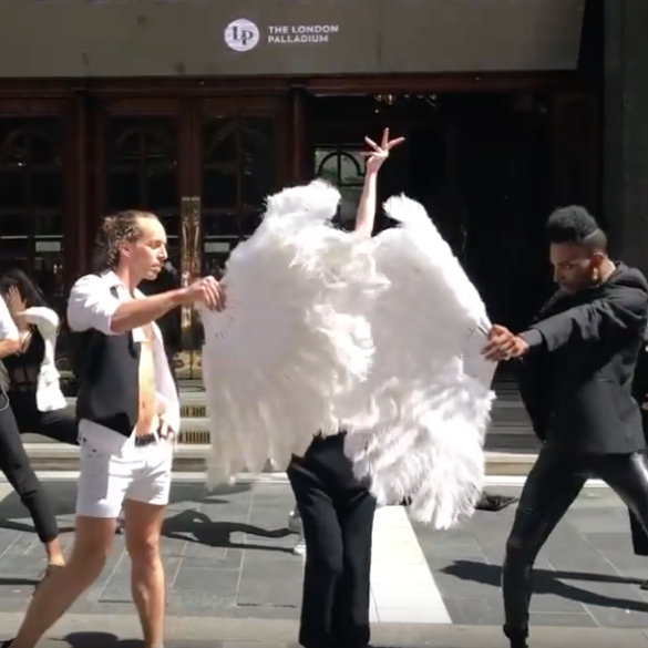 Un flashmob de 'Vogue' con bien de plumas para celebrar la próxima gira 'Madame X' de Madonna