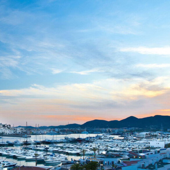 Ibiza se reinventa: claves para sacarle todo el jugo a una isla icónica del mundo gay (y durante todo el año)