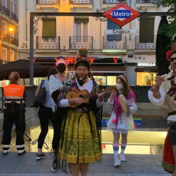 Las jotas travestis de la 'ronda queer' llegan a la Plaza de Chueca en la Fase 2