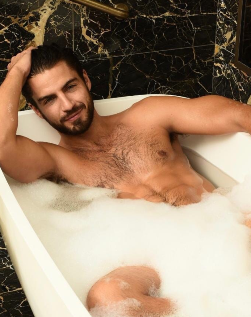 Maxi Iglesias posa completamente desnudo en mitad de la playa