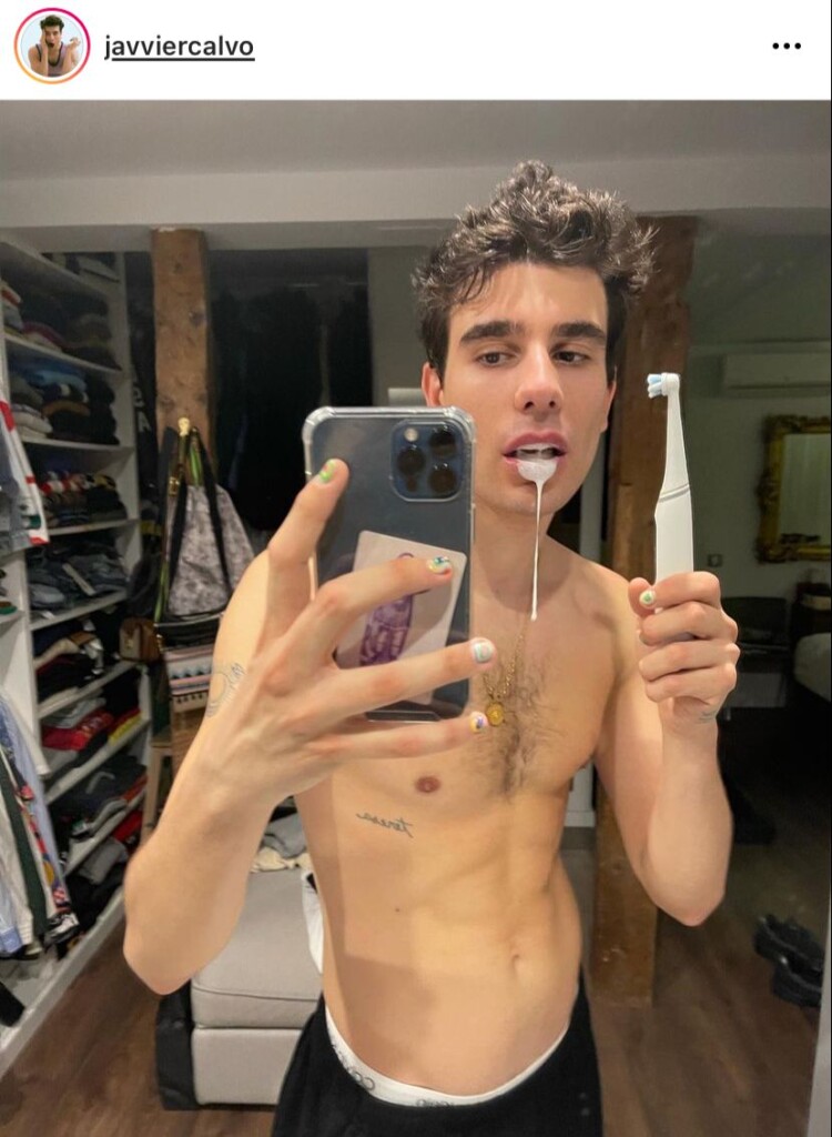 La sugerente foto de Javier Calvo semidesnudo que saca el lado más ingenioso de sus fans