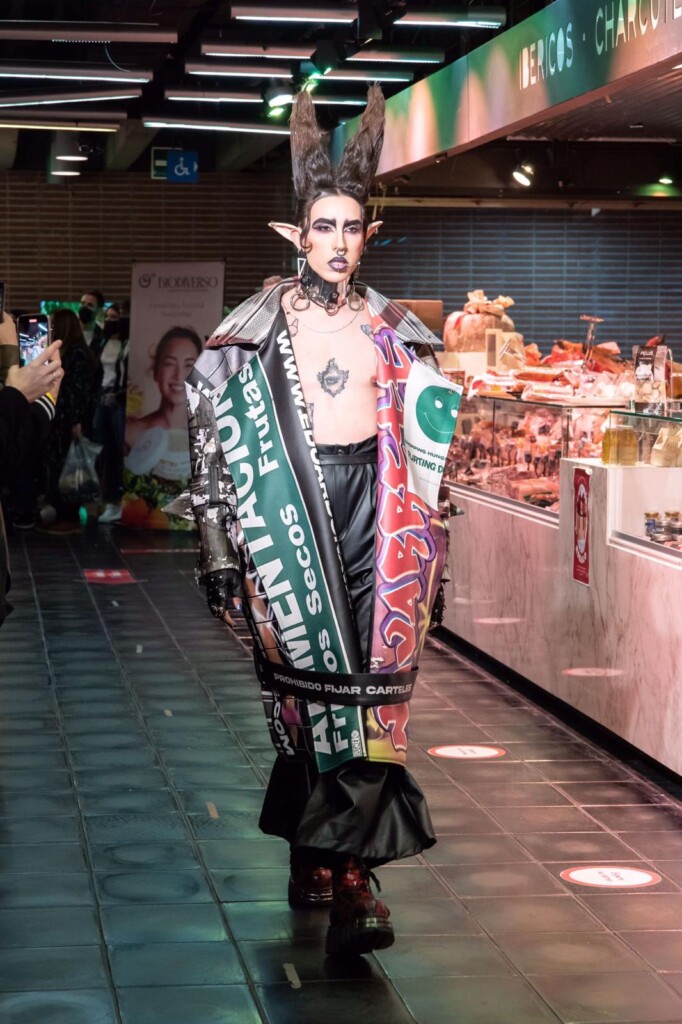 Eduardo Navarrete presenta la colección 'Supermercados Navarrete': "Lo último son las prendas, lo primero es el show"