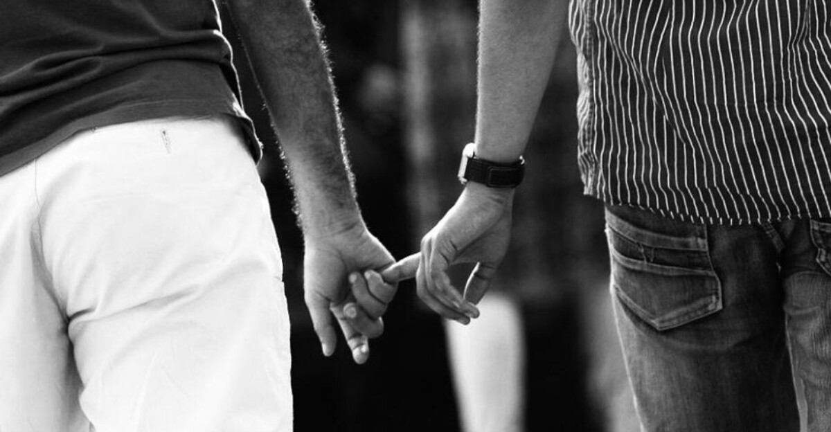 El 50% de las parejas LGTB evitan darse la mano en público por miedo a la discriminación