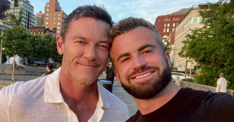 Luke Evans confiesa lo enamorado que está de su novio español y cómo le mantiene humilde