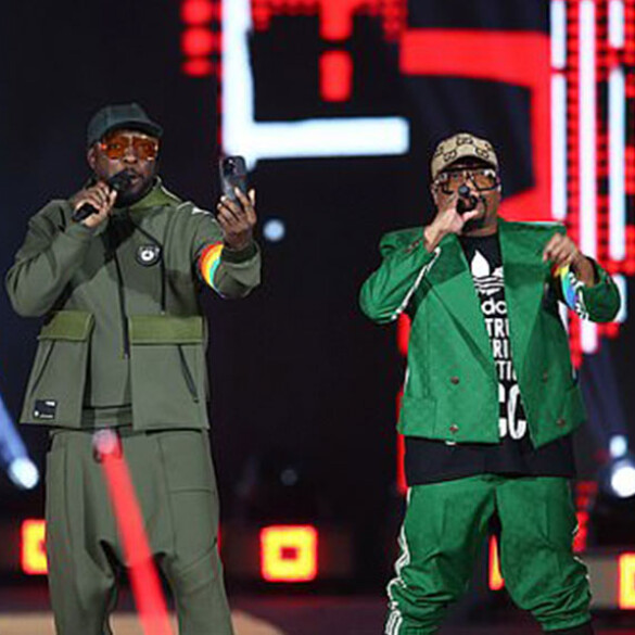 Black Eyed Peas denuncian las políticas anti LGTBIQ+ en Polonia luciendo brazaletes arcorísis en televisión