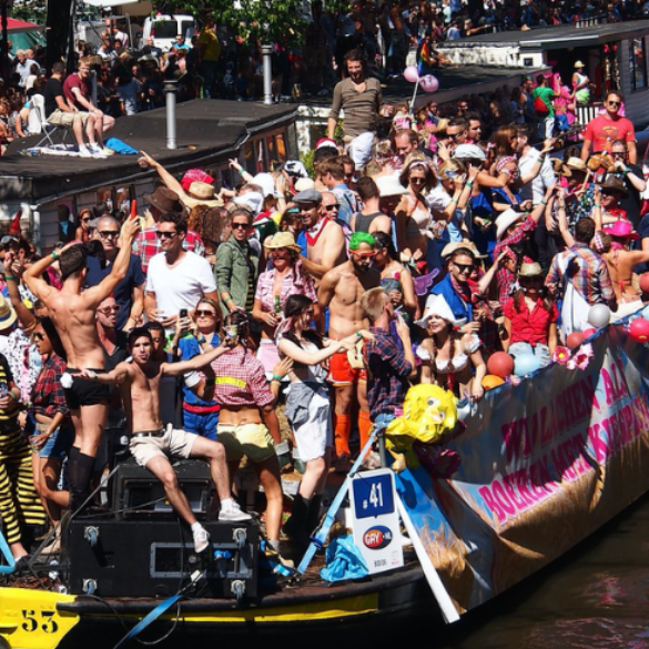 Desfila por los canales del Orgullo de Ámsterdam gracias a KLM