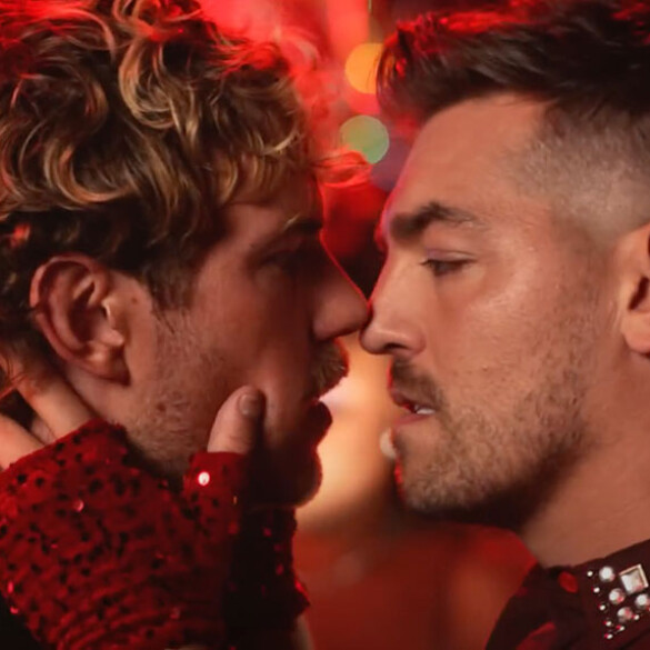 Matt Rogers lanza 'Also It's Christmas', un villancico muy caliente (y supergay)