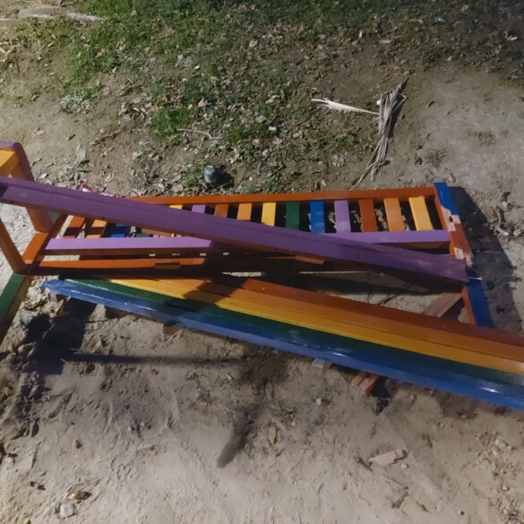 Rompen un banco pintado con los colores de la bandera LGTBIQ+ en Murcia