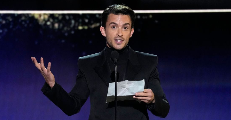 Jonathan Bailey recogiendo su premio por 'Fellow Travelers'