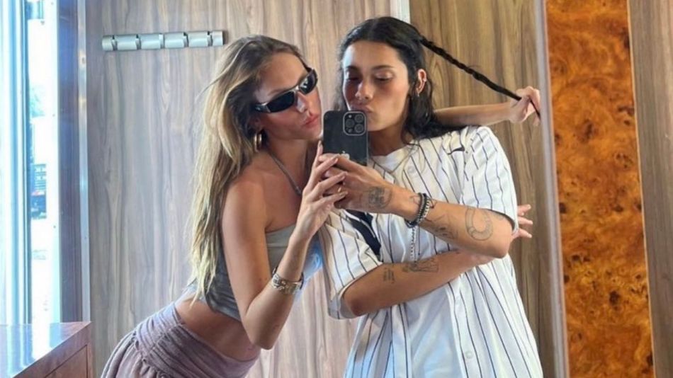 Ester Expósito junto a Nini Vélez