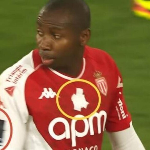 Sancionan a un futbolista de la liga francesa por tapar el logo arcoíris contra la homofobia