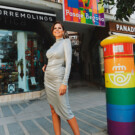 Vestido <a href="https://masavi.es/?v=12470fe406d4" target="_blank" rel="noopener">Masavi</a> Pendientes <a href="https://antonheunis.com/es?srsltid=AfmBOoqYUEreguvnFPsSrR_zsInxOAJs4cWFUy0AMmitbsoM9ZGcgLcj" target="_blank" rel="noopener">Antón Heunis</a> Zapatos <a href="https://magrit.es/" target="_blank" rel="noopener">Magrit</a>