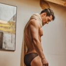 Bufanda: <a href="https://www.loewe.com/eur/es/home?utm_source=google&utm_medium=cpc&utm_campaign=LOEWEMODA_FLG_ESP_BRAND-EXACT_GEN_OTHER_ON-GOING_EC_BREX_GTAD_CRD_SPA_EUR_EXTM&utm_id=56018972&gad_source=1&gclid=CjwKCAiAmrS7BhBJEiwAei59i9nd7BkEU6gYrrFfS53G82reWebwbqZhGE_EnvnKBKASngHLBeJgSBoCIYYQAvD_BwE" target="_blank" rel="noopener">LOEWE</a> | Slip: <a href="https://escollection.es/es/" target="_blank" rel="noopener">ES COLLECTION</a>