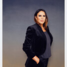 Traje y top <a href="https://es.marinarinaldi.com/sale/marina-rinaldi" target="_blank" rel="noopener">Marina Rinaldi</a>