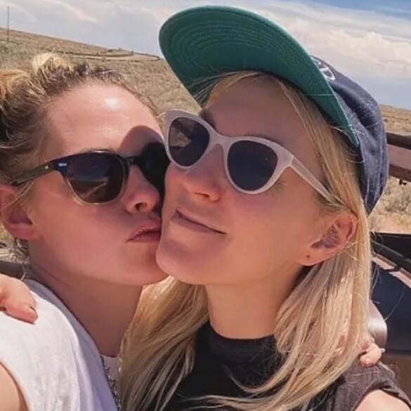 Kristen Stewart se casa con su novia Dylan Meyer después de seis años juntas
